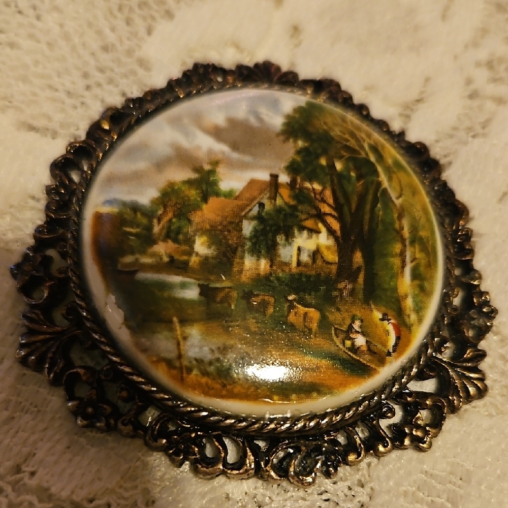 Vintage Scenic Brooch/pendent with Ornate Frame